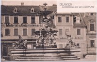 Kunstbrunnen auf dem Erlanger Marktplatz, im Hintergrund ein Colonialwarenladen