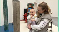 Mutter und Baby in der Ausstellung