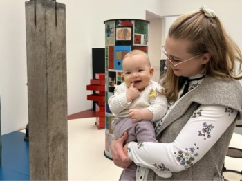 Mutter und Baby in der Ausstellung
