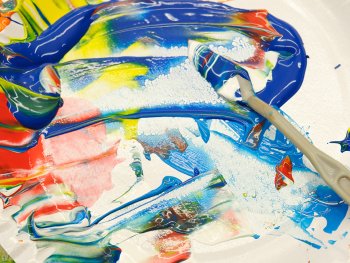 Abgebildet ist eine Farbpalette mit Spachtel