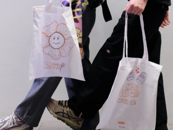 Abgebildet sind selbst gestaltete Stofftaschen