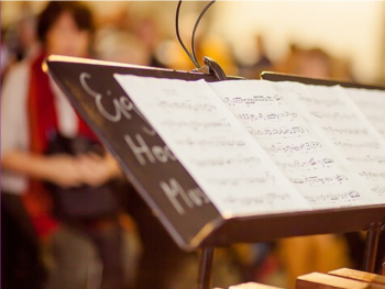 Abgebildet ist ein Notenständer mit Notenheft