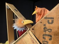 zwei Handpuppenhühner schauen sich an