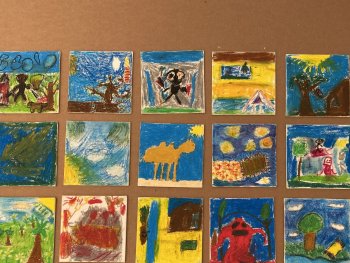 Von Schüler*innen bemalte Kacheln.