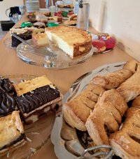 Kuchen und Gebäck auf einem Tisch