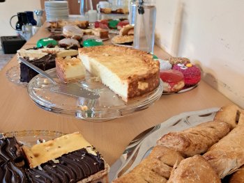 Kuchen und Gebäck auf einem Tisch