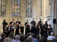 Das Klangrausch Vokalensemble steht in einer stilvollen Kirche und singt leidenschaftlich.