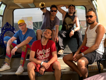 Copyright: Skampida Musiker von Skampida sitzen im offenen Kofferraum eines Autos