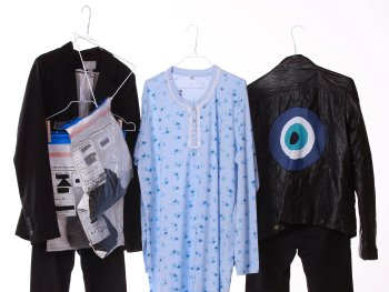 Kleidung auf Bügeln