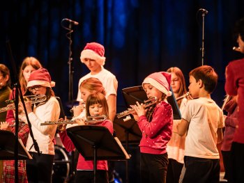 Der Querflötenchor beim Adventskonzert 2023.