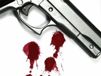 Pistole mit Blutflecken