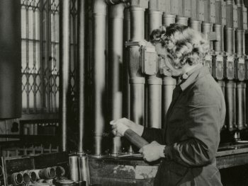 Historische Fotografie: Frau an der Rohrpost