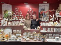 Zwei Frauen umgeben von Geschirr.