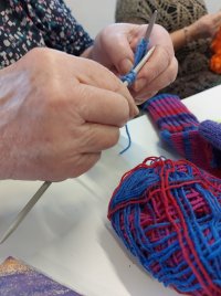 Nahaufnahme von strickenden Händen