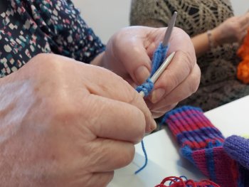 Nahaufnahme von strickenden Händen