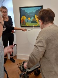 Führung "Hingeschaut und Mitgemacht" für eingeschränkte Menschen.