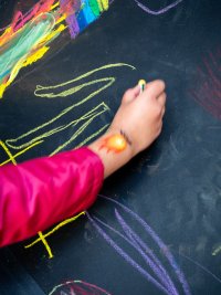 Eine rechte Hand beim Zeichnen