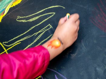 Eine rechte Hand beim Zeichnen