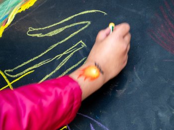 Eine rechte Hand beim Zeichnen