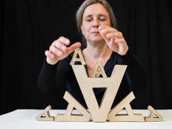 Foto: Foto: Jutta Missbach
Im Vordergrund Pappbuchstaben gestapelt, im Hintergrund Kathrin Blüchert