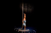 Eine Darstellerin macht Akrobatik auf der Bühne