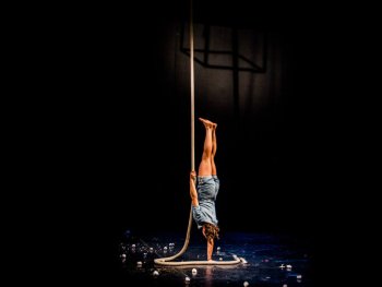 Eine Darstellerin macht Akrobatik auf der Bühne