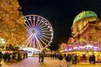 Nürnberger Winterdorf mit Riesenrad am Jakobsplatz bei Abendstimmung