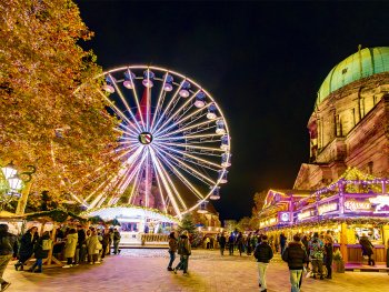 Nürnberger Winterdorf mit Riesenrad am Jakobsplatz bei Abendstimmung