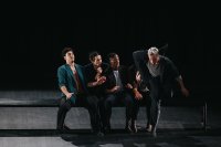 5 Männer tanzend auf einer Bank