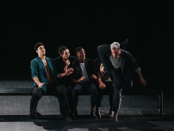 5 Männer tanzend auf einer Bank