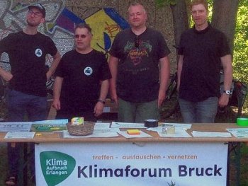 Mitglieder des Klimaforum am Stand des Klimaforums