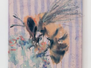 Copyright: Andrej Dúbravský, very tiny delicate wild bee of unknown species, 2025, Courtesy DITTRICH & SCHLECHTRIEM, Berlin Eine mit wässerigen Farben gemalte Biene - Bildausschnitt