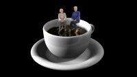 Zwei Miniatur-Seniorinnen auf Stühlen in einer überdimensionalen Kaffeetasse