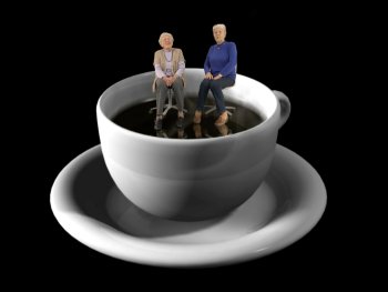 Copyright: Melanie Bonajo: Progress vs. Regress, 2016, Full HD film, Still, courtesy by AKINCI Zwei Miniatur-Seniorinnen auf Stühlen in einer überdimensionalen Kaffeetasse