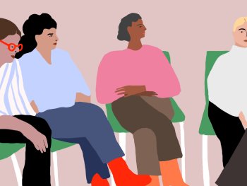 Mehrere Personen sitzen in einem Stuhlkreis und diskutieren.