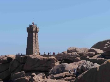 Copyright: Schumi Töpfer Große Steinküste mit Steinturm und Brücke vor blauem Himmel