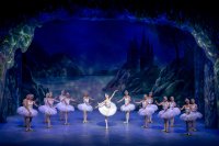 Frauen in Ballettkleidung tanzen Ballett auf der Bühne.