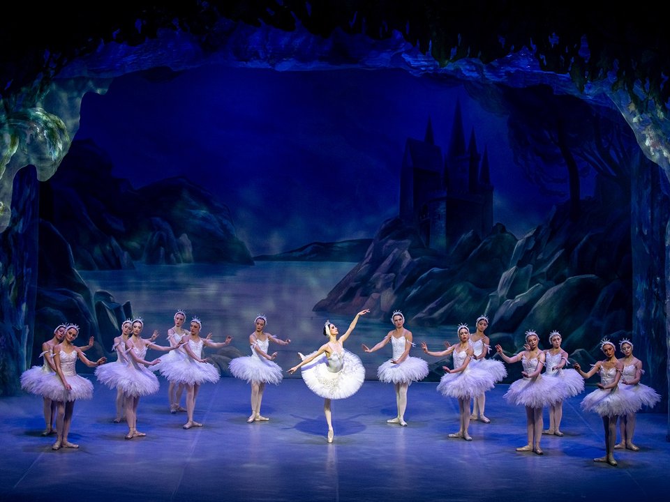 Frauen in Ballettkleidung tanzen Ballett auf der Bühne.