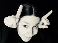 schwarz-weißes Bild, Kopf von Katharina Ritter mit Zeigefingern an den Schläfen, die wie Hörner nach oben gerichtet sind