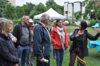 Menschen im Garten bei einer Gartenführung