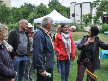 Menschen im Garten bei einer Gartenführung