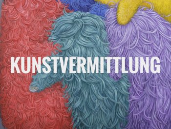 Mehrere bunte, wuschelige Figuren mit dem Schriftzug 'KUNSTVERMITTLUNG' in weißer Großschrift darüber.