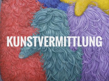 Mehrere bunte, wuschelige Figuren mit dem Schriftzug 'KUNSTVERMITTLUNG' in weißer Großschrift darüber.