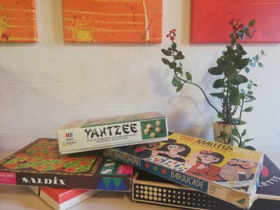 Verschiedene Brettspiele auf einem Tisch