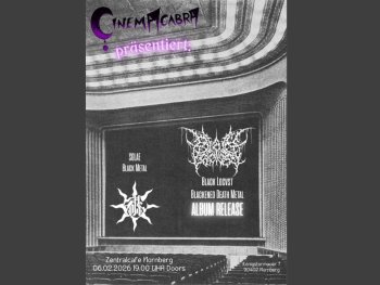 schwarz-weißes Bild, Bühne mit Veranstaltungsinfos überschrieben