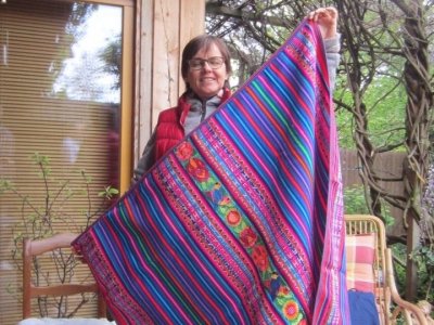 Frau mit buntem Teppich in den Händen