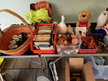 Tisch mit Gegenständen