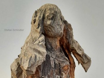 Skulptur von Stefan Schindler, Ausstellung Holzbildhauerei im Kunstmuseum Erlangen