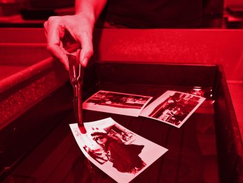 Copyright: Fotogruppe K4
Das Bild zeigt eine Wanne in der ein frisch entwickeltes schwarz-weiß Foto gewässert wird.