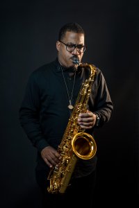 Der Musiker spielt Saxophon